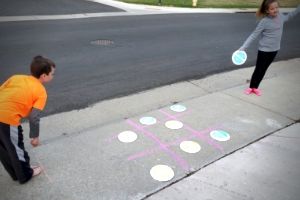 Plate Toss Tic Tac Toe | Frugal Fun Mom
